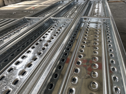 China Gerüst angepasste galvanisierte Stahlpedalle heiß eingetauchte Oberflächenbehandlung Gerüstplatte fournisseur
