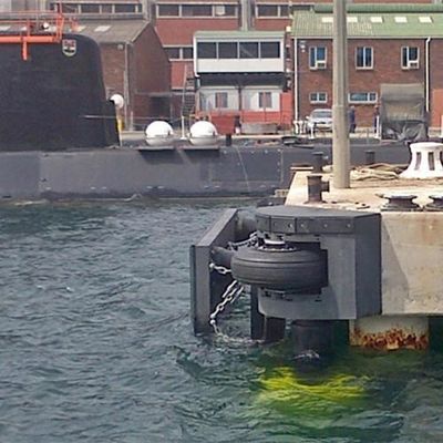 Hafen-Naturkautschuk-Rollen-Riemen-Art Dock-Rad-Fender fournisseur