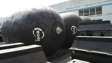 Schiff neben aufblasbaren Gummi-Yokohama-Marinefendern pneumatisch